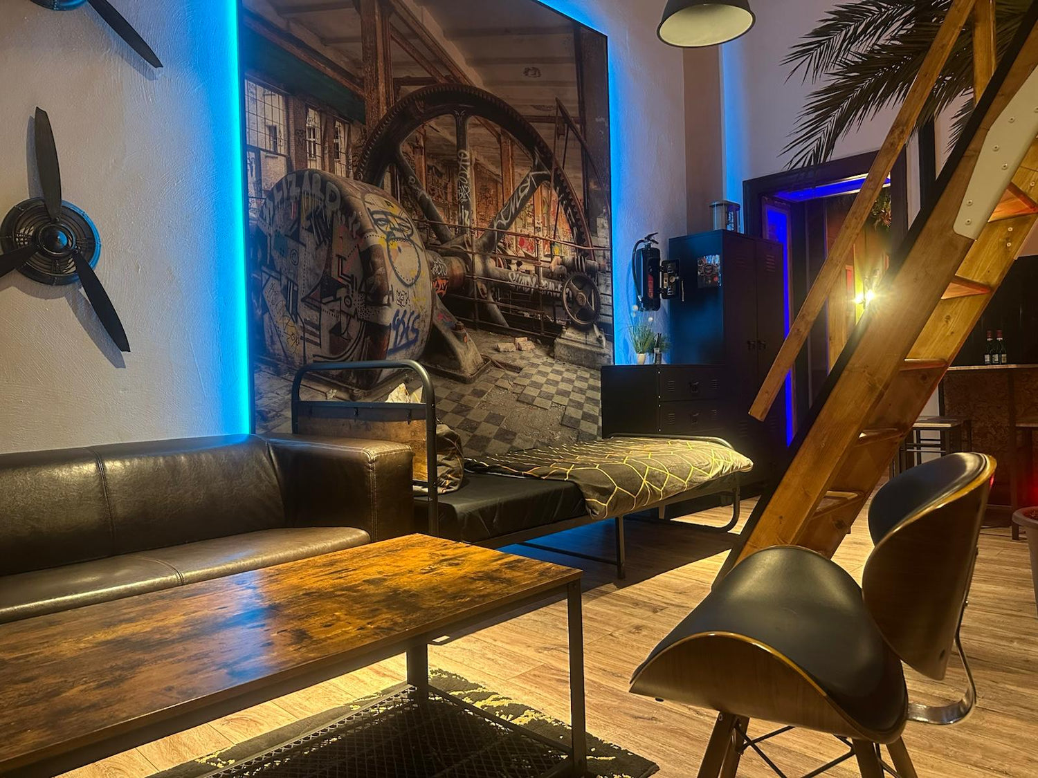 Ferienwohnung im Industrial- und Steampunk-Stil, aus deren Einrichtung die Idee für Deco+Light entstand.